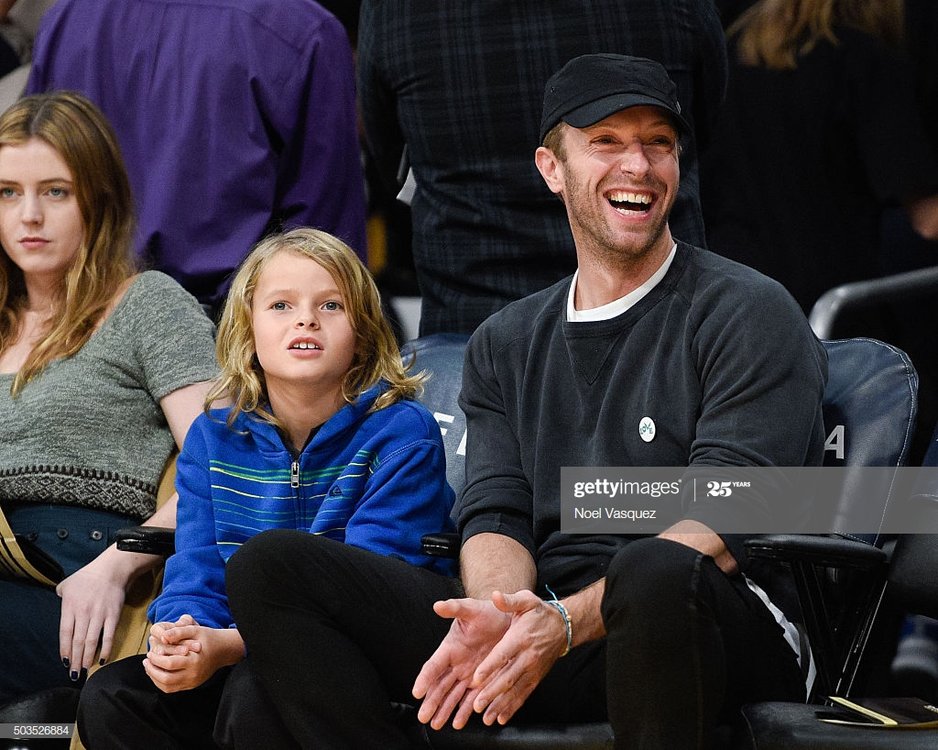 moses-martin-and-chris-martin-attend-a-basketball-game-between-the-picture-id503526884