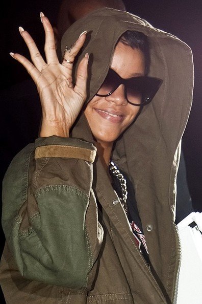 Join+Rihanna+s+weird+trip+6VeOLxcn31Wl.jpg