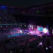 220px-A_Head_Full_of_Dreams_Tour%2C_Wembley_Stadium.jpg