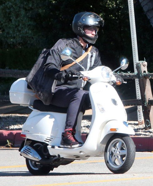 Chris+Martin+Chris+Martin+Takes+Scooter+Ride+5skRCOHF9Htl.jpg