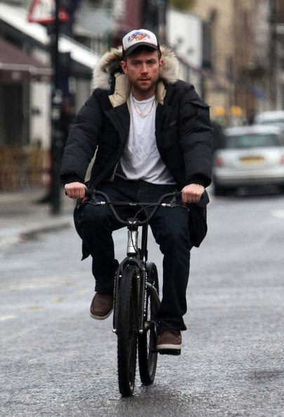 Damon+Albarn+Riding+Bicycle+London+9XNFoKbp7NYl.jpg