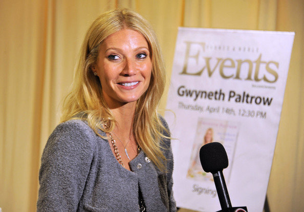 Gwyneth+Paltrow+Gwyneth+Paltrow+Signs+Copies+e_bto8-BmHMl.jpg