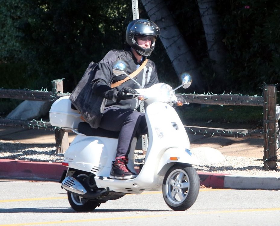 Chris+Martin+Chris+Martin+Takes+Scooter+Ride+A1Qg2gJjjDdx.jpg