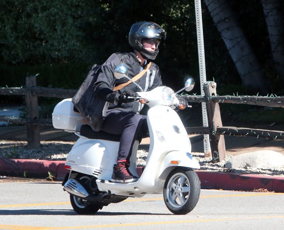 Chris+Martin+Chris+Martin+Takes+Scooter+Ride+UYa0Uhkgm6xx.jpg