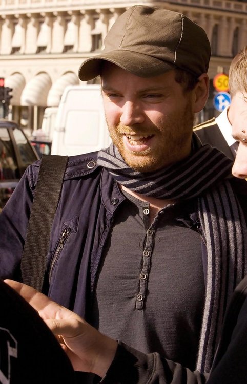 Jonny+Buckland+CHRIS+MARTIN+Talking+Fans+Outside+SalCsEznVZqx.jpg
