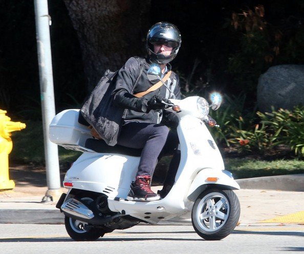 Chris+Martin+Chris+Martin+Takes+Scooter+Ride+NfAaR252Vb-l.jpg