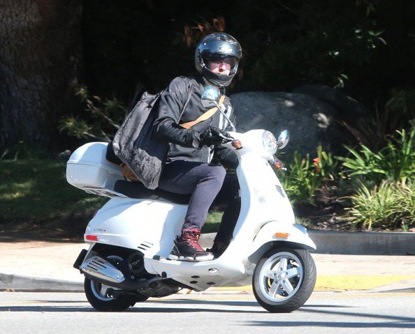 Chris+Martin+Chris+Martin+Takes+Scooter+Ride+k32iIB382rPl.jpg