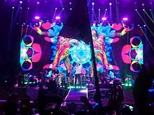 220px-Coldplay_at_Glastonbury_2016_%283%29.jpg