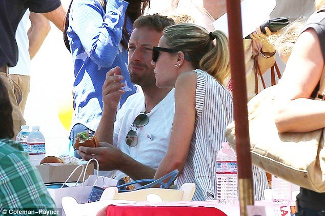 2849D4F100000578-3066766-Newly_divorced_Gwyneth_Paltrow_and_Chris_Martin_finalized_their_-a-36_1430709026319.jpg