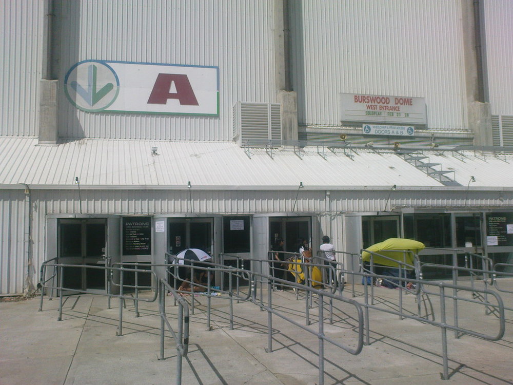 Three hours before the coldplay concert, and nobody in the line!!??