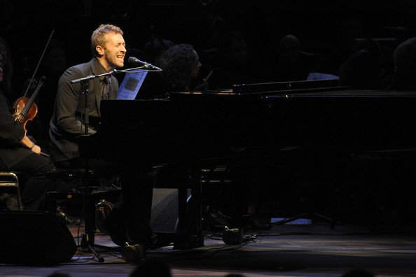 Chris+Martin+Chris+Martin+Coldplay+performs+m_R0IZhNsu5l.jpg