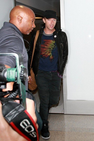 Chris+Martin+seen+at+LAX+qMZeAANrMzhl.jpg