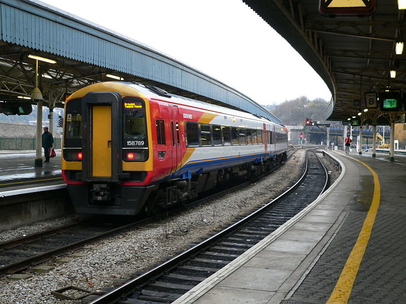 800px-South_West_Trains_158789_at_Bristol_Temple_Meads_2005-12-07_02.jpg
