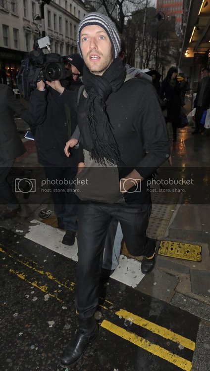 ChrisMartinChrisMartinArrivesHaitiTelethonYPascCGPbz2x_zps47041b89.jpg
