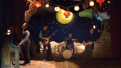 Coldplay_-_Christmas_Lights_Screenshot.JPG