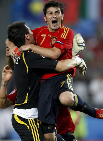 David_Villa_guardameta_Iker_Casillas_celebran_victoria_Italia.jpg