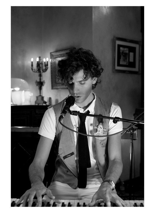 Mika-Live-Home-mika-12171488-525-720.jpg