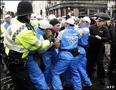 _44544243_torch226cr_afp.jpg