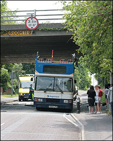 _44686753_buscrash226282.jpg