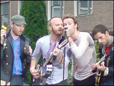_44759976_coldplay_yellow.jpg