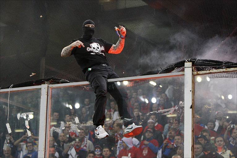 _49478711_crowdtrouble_ap.jpg