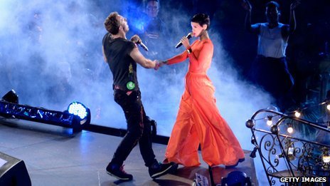 _62795255_chrismartin_rihanna.jpg
