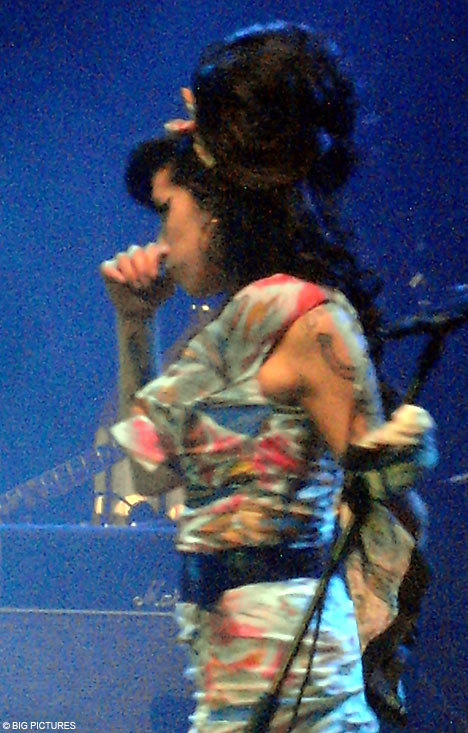 amysniffBIG2311_468x733.jpg