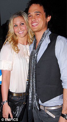 article-1254348-087C81FF000005DC-965_233x423.jpg