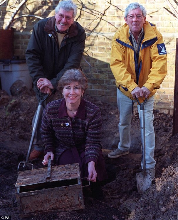 article-2003163-0023AAF100000258-756_634x784.jpg