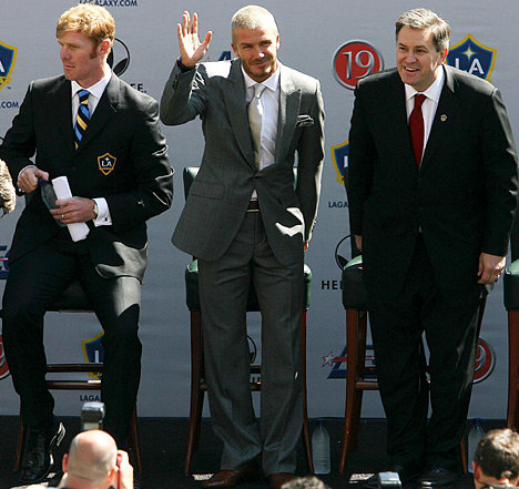 beckhamwavingPA_468x411.jpg