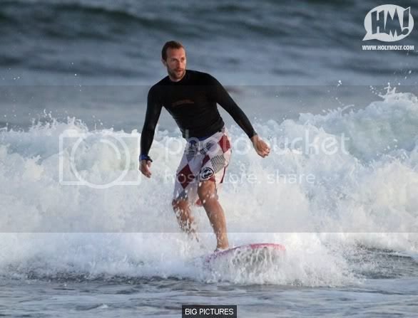big-pictures_t_chris-martin-surfing-17081001.jpg