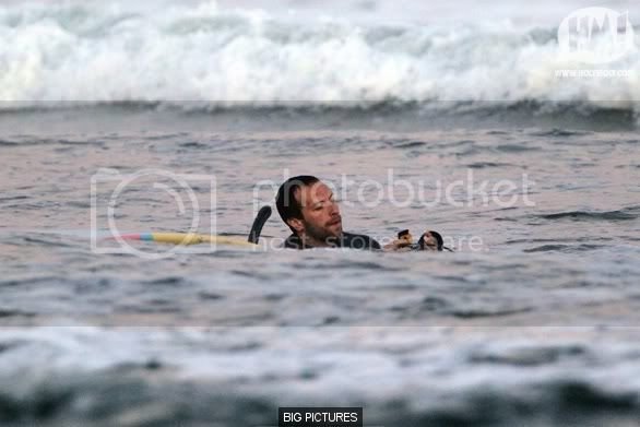 big-pictures_t_chris-martin-surfing-17081002.jpg