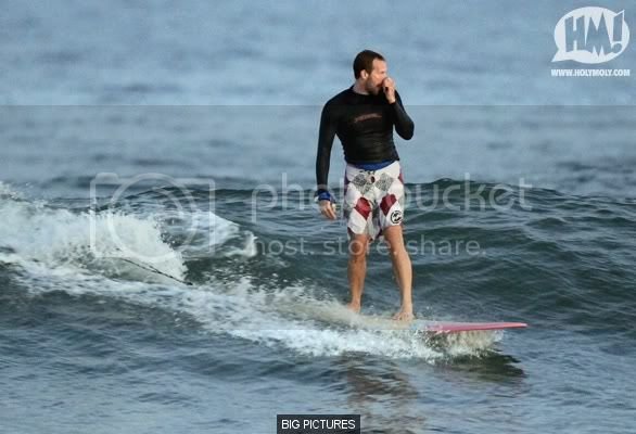 big-pictures_t_chris-martin-surfing-17081005.jpg