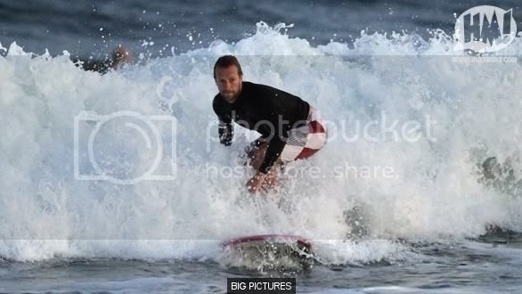 big-pictures_t_chris-martin-surfing-17081006.jpg