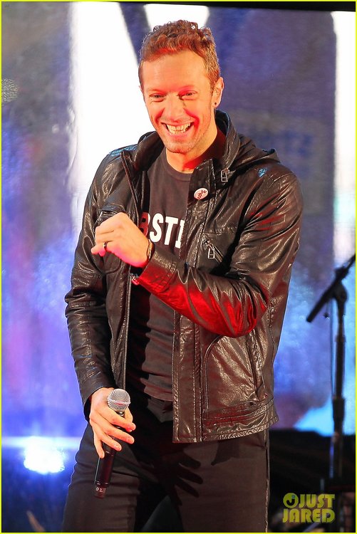 carrie-underwood-chris-martin-fight-against-aids-07.JPG