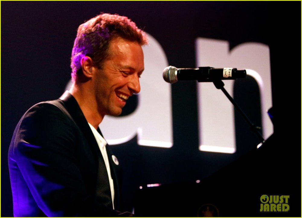 chris-martin-amfar-performance-gwyneth-paltrow-01.jpg