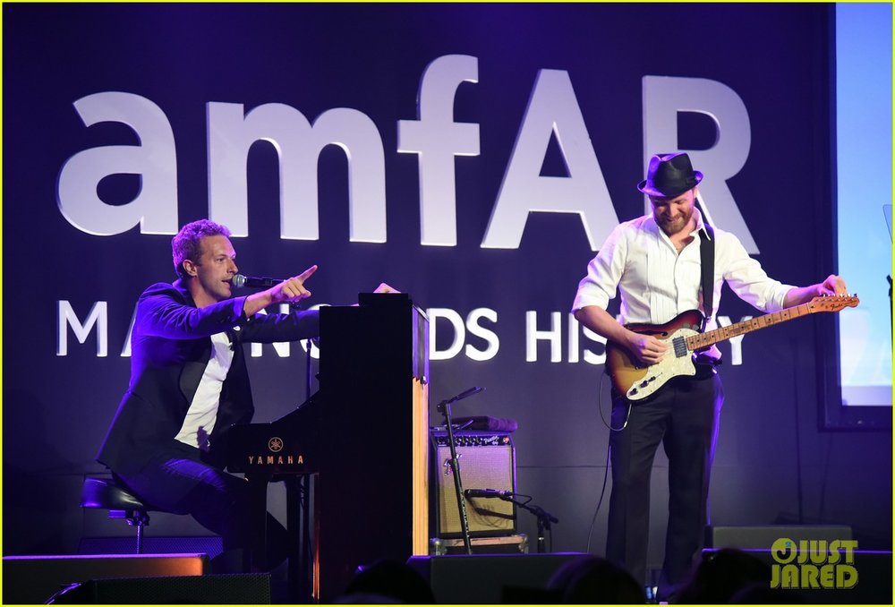 chris-martin-amfar-performance-gwyneth-paltrow-02.jpg