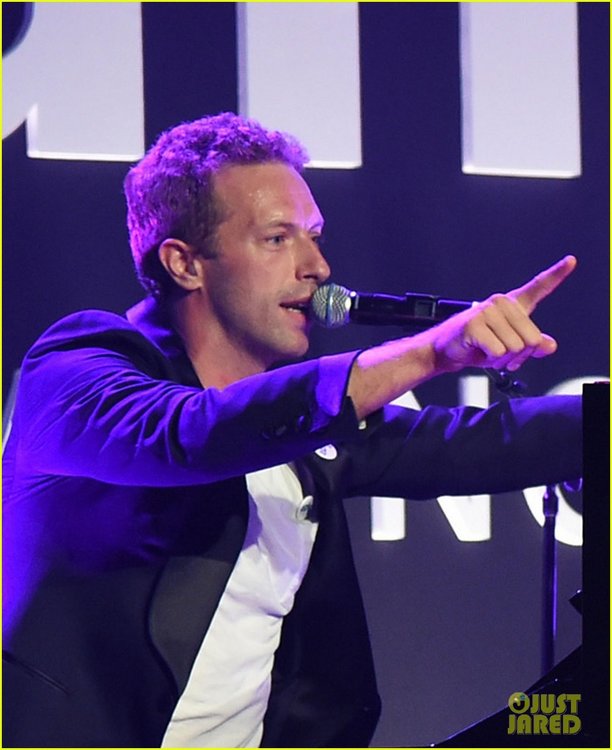 chris-martin-amfar-performance-gwyneth-paltrow-03.jpg