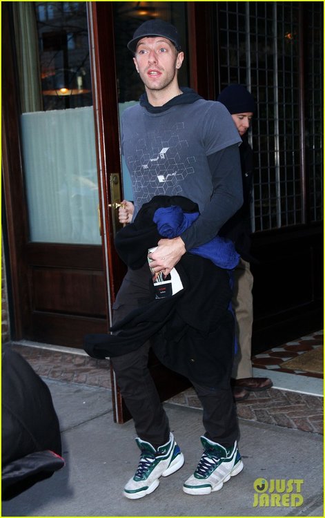 chris-martin-anna-karenina-reader-05.jpg