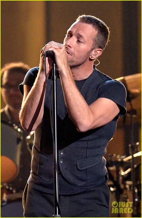 chris-martin-beck-grammys-2015-07.jpg