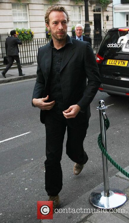 chris-martin-celebrities-leaving-marks-club-in_3679505.jpg