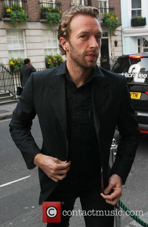 chris-martin-celebrities-leaving-marks-club-in_3679506.jpg