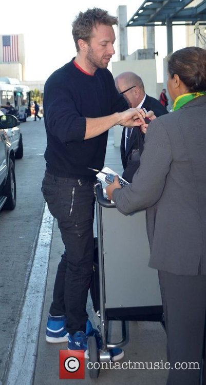 chris-martin-chris-martin-arrives-at-lax_20056357.jpg