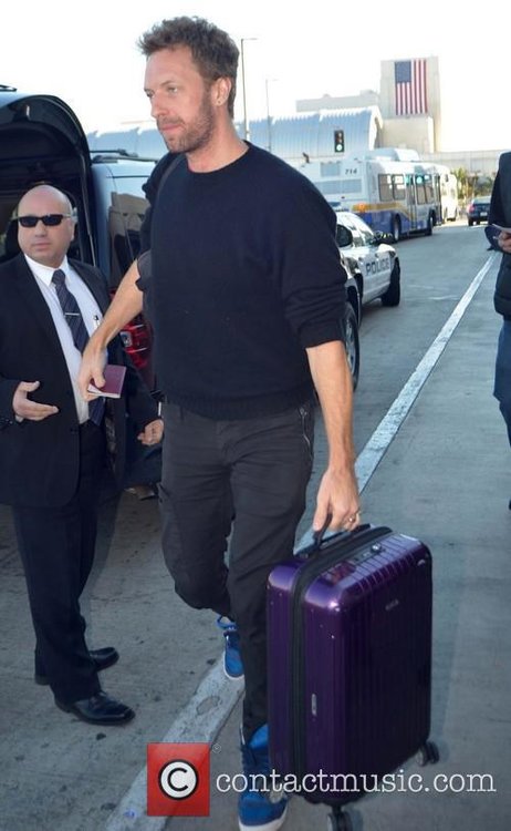 chris-martin-chris-martin-arrives-at-lax_20056360.jpg