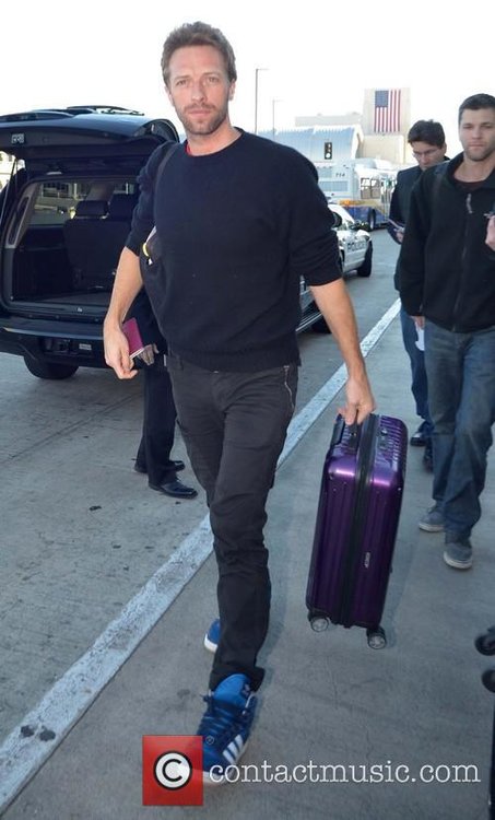 chris-martin-chris-martin-arrives-at-lax_20056361.jpg