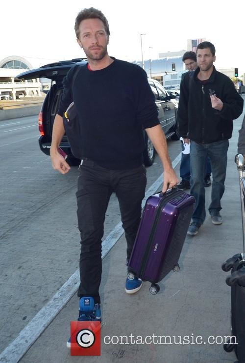 chris-martin-chris-martin-arrives-at-lax_20056362.jpg