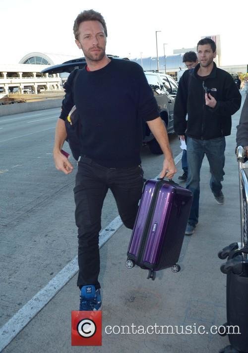 chris-martin-chris-martin-arrives-at-lax_20056363.jpg