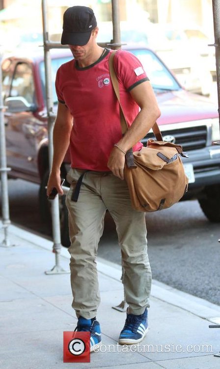 chris-martin-chris-martin-visits-a-medical-building_4393530.jpg