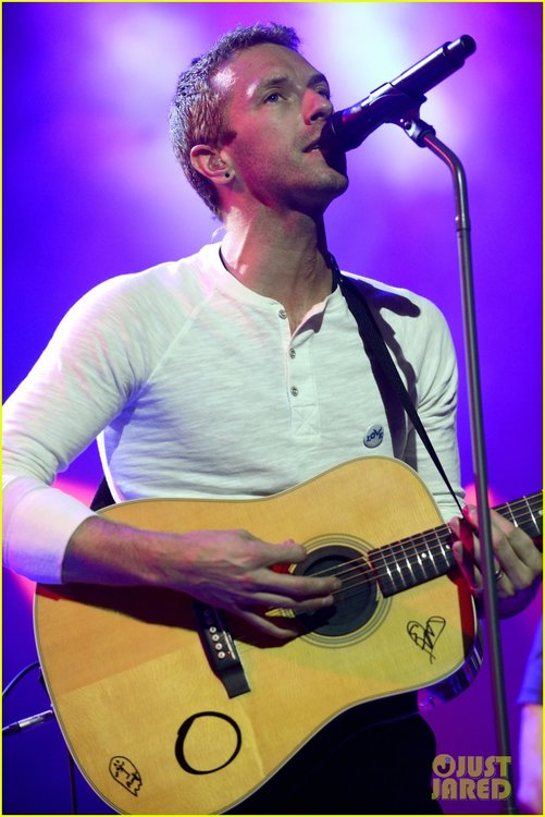 chris-martin-coldplay-play-sxsw-debut-new-songs-off-of-ghost-stories-02.jpg