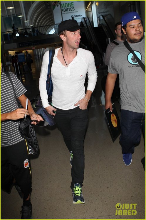 chris-martin-coldplay-play-sxsw-debut-new-songs-off-of-ghost-stories-05.jpg